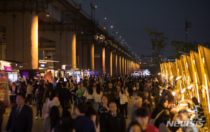 [서울=뉴시스]서울시는 오는 26일부터 10월 말까지 반포 한강공원에서 매주 금~토요일 '한강달빛야시장'을 운영한다고 22일 밝혔다. (사진=서울시 제공). 2022.08.22. photo@newsis.com