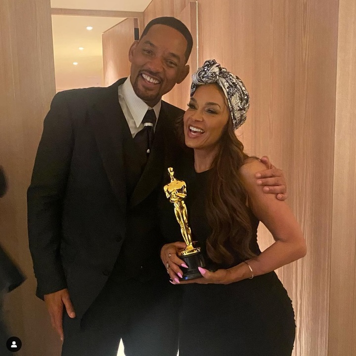 [서울=뉴시스] 윌 스미스와 그의 전 부인 셰리 잠피노가 지난 3월 열린 아카데미 시상식 이후 기념 사진을 촬영하고 있다. (사진출처: 인스타그램 갈무리) 2022.08.22. *재판매 및 DB 금지