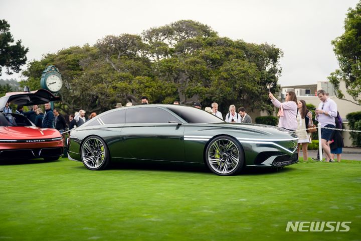 [서울=뉴시스]제네시스가 21일(현지시간) 미국 캘리포니아주 페블비치 골프 링크스에서 열린 페블비치 콩쿠르델레강스에 전기차 콘셉트 ‘엑스 스피디움 쿠페(Genesis X Speedium Coupe)'를 전시하며 내장 디자인을 처음으로 공개했다. 페블비치 콩쿠르 델레강스에 전시된 제네시스 전기차 콘셉트카 'X 스피디움 쿠페'.(사진=현대자동차 제공) 2022.8.22 photo@newsis.com