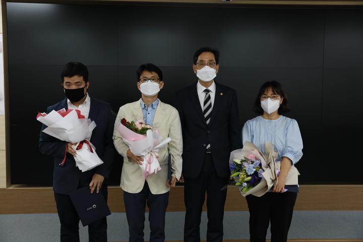 2분기 적극행정 우수공무원 및 우수부서 포상수여. 오른쪽에서 두 번째 한훈 통계청장(사진=통계청) *재판매 및 DB 금지