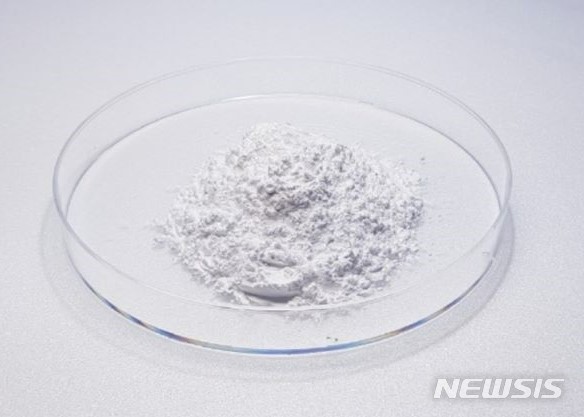 [광주=뉴시스]한국광기술원은 세계 최초 굴절률 1.7을 달성한 고효율·고신뢰성 `색변환소재(Phosphor in Glass, PiG 형광체와 유리소재가 복합화해 만들어진 디스크 형태 소재)'를 개발했다고 22일 밝혔다.&nbsp; 