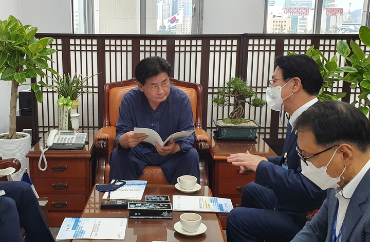 22일 '갯벌 세계자연유산 보전본부' 유치를 위해 국회를 방문한 심덕섭 고창군수(오른쪽 두번째)가 소병훈 국회의원(왼쪽)을 만나 "'갯벌 세계자연유산 보전본부'가 반드시 고창에 유치돼야 한다”고 강조하며 적극적인 협력을 요청하고 있다. *재판매 및 DB 금지