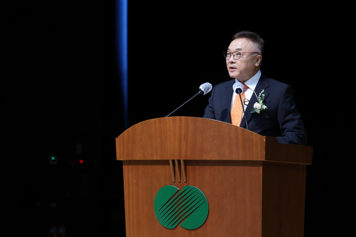 [세종=뉴시스] 황주호 한국수력원자력 신임 사장이 22일 경북 경주시 한수원 본사에서 취임식을 갖고 공식업무에 돌입했다. 그는 "원전 수출 10기를 목표로 해외 시장을 개척하겠다"고 밝혔다. 2022.08.22. (사진=한수원 제공) photo@newsis.com *재판매 및 DB 금지