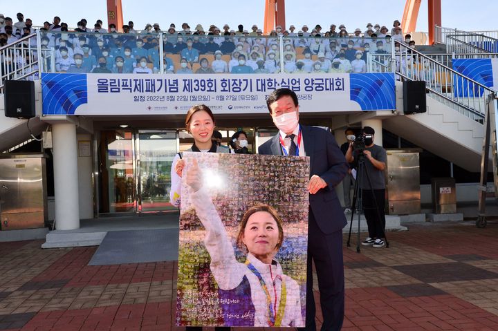 【서울=뉴시스】장혜진(왼쪽)과 장영술 대한양궁협회 부회장.(사진=대한양궁협회 제공)