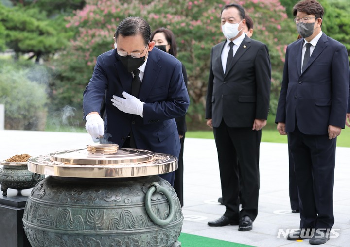 [서울=뉴시스] 국회사진기자단 = 주호영 국민의힘 비상대책위원장과 권성동 원내대표 등이 22일 오전 서울 동작구 국립서울현충원에서 참배하고 있다. 2022.08.22. photo@newsis.com