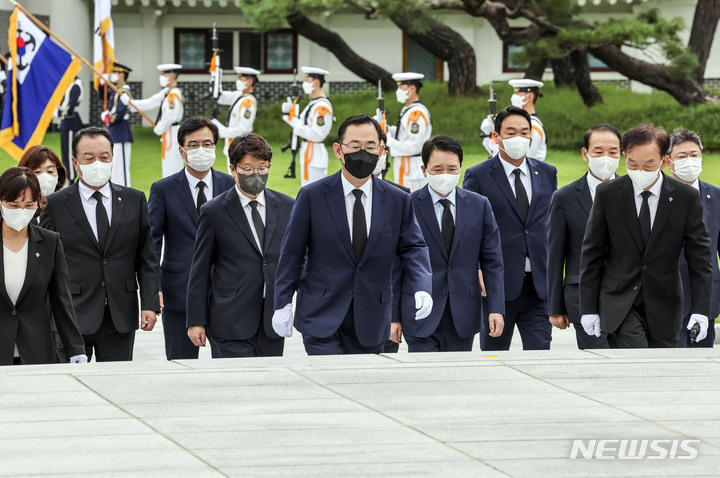 [서울=뉴시스] 최진석 기자 = 주호영 국민의힘 비상대책위원장이 22일 오전 서울 동작구 국립서울현충원에서 참배를 위해 현충탑으로 이동하고 있다. (공동취재사진) 2022.08.22. photo@newsis.com