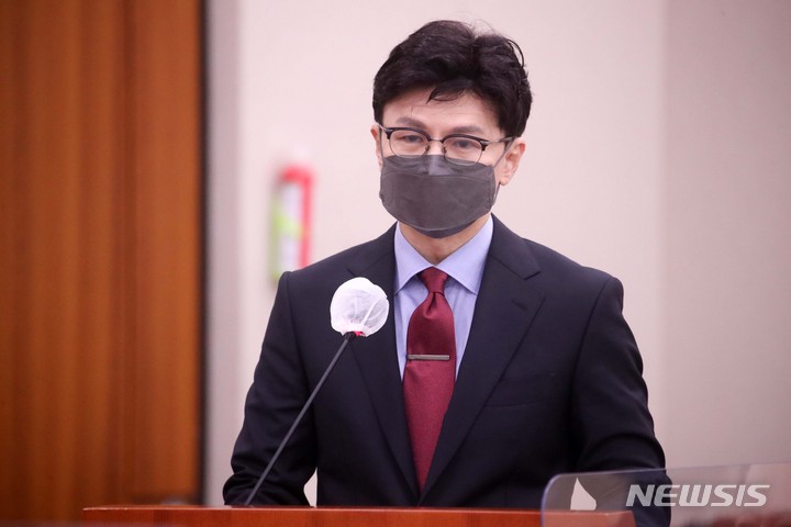 [서울=뉴시스] 김선웅 기자 = 한동훈 법무부장관이 22일 서울 여의도 국회에서 열린 법제사법위원회 전체회의에서 2021 회계연도 결산 제안설명을 하고 있다. 2022.08.22. mangusta@newsis.com