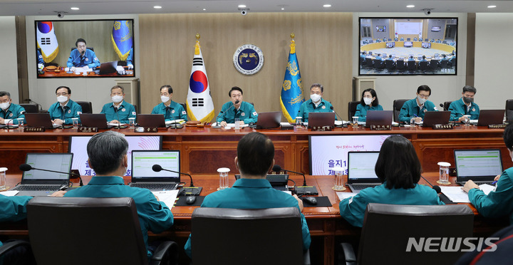 [서울=뉴시스] 윤석열 대통령이 지난해 8월22일 서울 용산 대통령실에서 열린 을지 국무회의를 주재하고 있다. 윤 대통령이 당시 착용한 초록색 민방위복으로 오는 8월부터 바뀐다. 2022.08.22. photo1006@newsis.com