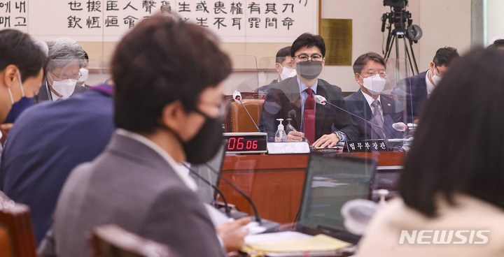 [서울=뉴시스] 김선웅 기자 = 한동훈 법무부 장관이 22일 서울 여의도 국회에서 열린 법제사법위원회 전체회의에서 의원 질의에 답변하고 있다. (공동취재사진) 2022.08.22. photo@newsis.com