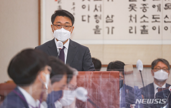 [서울=뉴시스] 김선웅 기자 = 김진욱 고위공직자범죄수사처장이 22일 서울 여의도 국회에서 열린 법제사법위원회 전체회의에서 제안설명을 하고 있다. (공동취재사진) 2022.08.22. photo@newsis.com