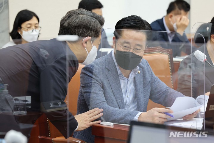 [서울=뉴시스] 김선웅 기자 = 이태규-김영호 국회 교육위원회 여야 간사가 지난달 22일 서울 여의도 국회에서 열린 교육위원회 전체회의에서 대화를 나누고 있다. (공동취재사진) 2022.09.11. photo@newsis.com