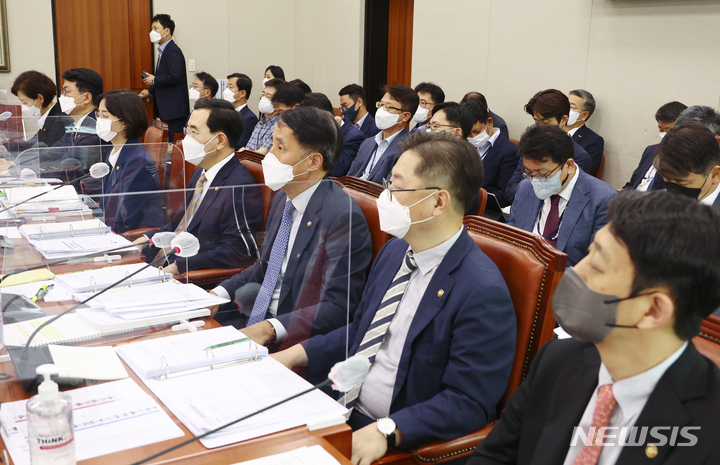 [서울=뉴시스] 최진석 기자 = 이창양(왼쪽 네번째) 산업통상자원부 장관과 이영(왼쪽 세번째) 중소벤처기업부 장관이  22일 서울 여의도 국회에서 열린 산업통상자원중소벤처기업위원회 전체회의에 2021 회계연도 결산 보고를 하기 위해 참석했다. (공동취재사진) 2022.08.22. photo@newsis.com