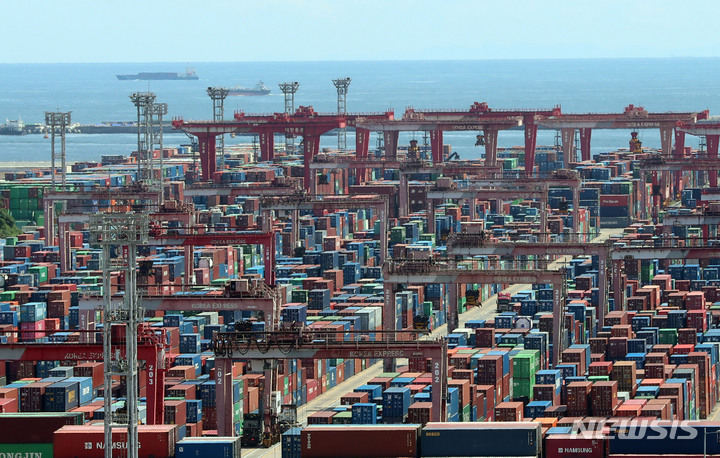 [부산=뉴시스] 하경민 기자 = 부산 남구 신선대 부두에서 컨테이너 선적 및 하역작업이 진행되고 있다. 2022.08.22. yulnetphoto@newsis.com