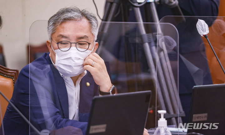 [서울=뉴시스] 김선웅 기자 = 최강욱 더불어민주당 의원이 22일 서울 여의도 국회에서 열린 법제사법위원회 전체회의에서 생각에 잠겨 있다. (공동취재사진) 2022.08.22. photo@newsis.com