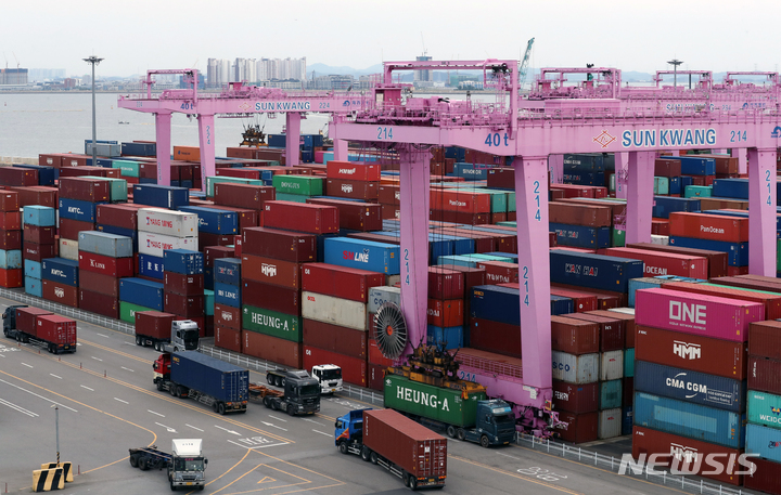 [인천=뉴시스]인천 연수구 인천신항컨테이너 터미널의 노습. (뉴시스DB)