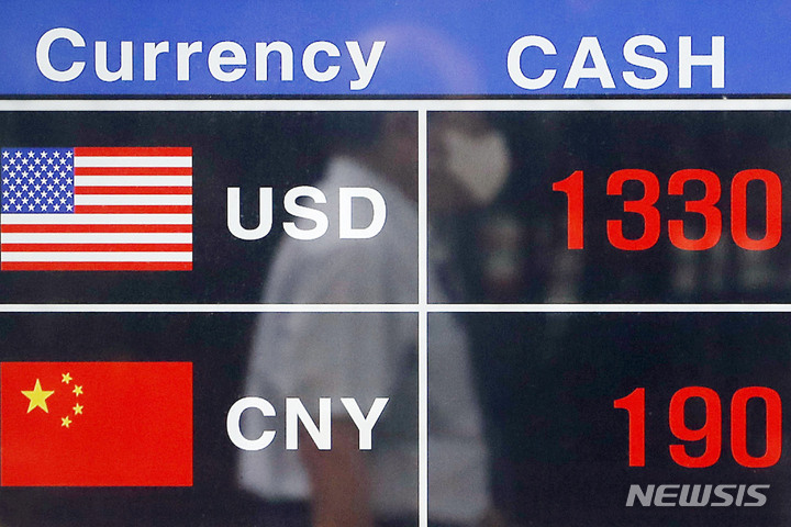 [서울=뉴시스] 최동준 기자 = 22일 서울 명동 환전소에서 원달러 환율이 1330원대에 거래되고 있다. 외환시장에서 원달러 환율은 1339.8원으로 장을 마감해 13년 4개월 만에 최고치를 기록했다. 2022.08.22. photocdj@newsis.com
