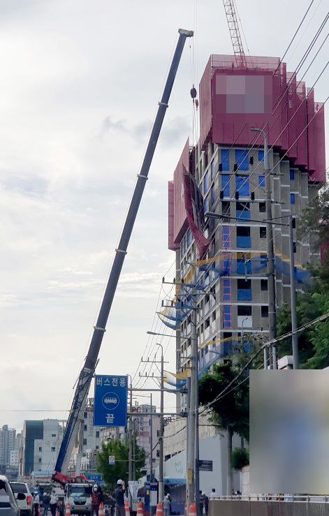 [광주=뉴시스] 22일 오후 3시 35분께 광주 북구 운암동 한 대로변 신축 아파트 현장에서 14층에 설치될 예정이던 거푸집 구조물이 8층 높이에서 내려 앉았다. 이 사고로 별다른 피해는 없었으나 추락 방지 작업 등이 진행되면서 2시간째 인근 도로에서 차량 지정체가 빚어지고 있다. (사진=독자 제공) 2022.08.22. photo@newsis.com *재판매 및 DB 금지