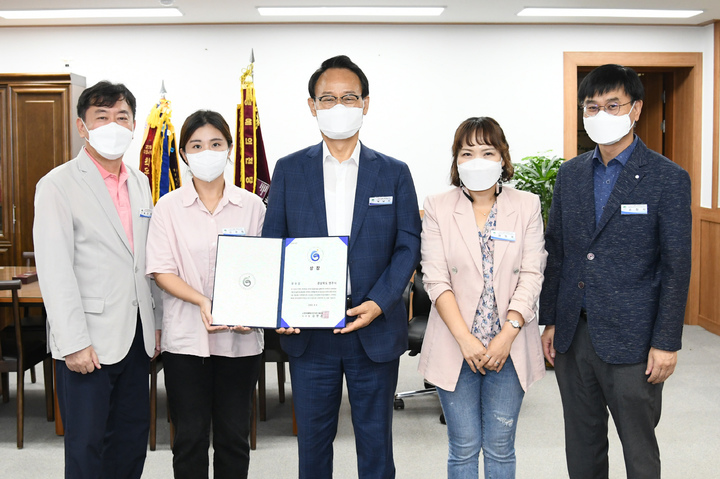 박남서(가운데) 영주시장을 비롯해 시 관계자들이 한국문화가치대상 '우수상' 수상을 축하하고 있다. (사진=영주시 제공) *재판매 및 DB 금지