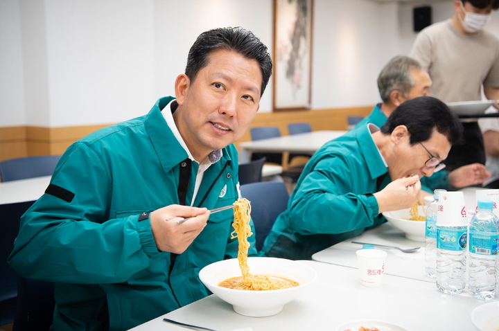 김장호 구미시장이 갓 튀긴 신라면을 시식하고 있다. (사진=구미시 제공) *재판매 및 DB 금지