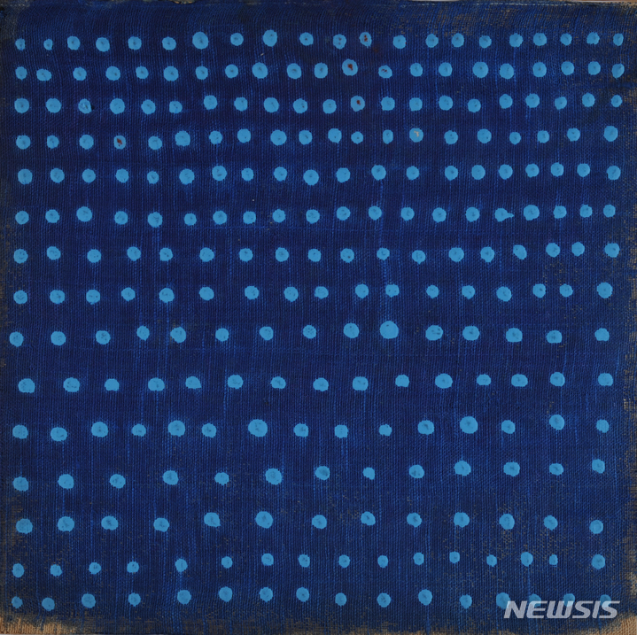 [서울=뉴시스]강국진, 점(Dot), Water paint on hemp wallpaper, 46 x 46 cm, 1974