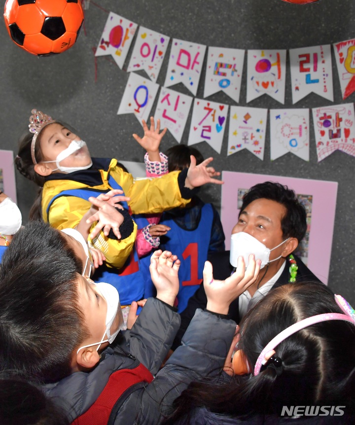 [서울=뉴시스]서울형 모아어린이집은 가까운 거리에 있는 3~5개의 국공립·민간·가정 어린이집이 원아 모집부터 교재·교구 활용, 보육프로그램, 현장학습 기획·운영 등을 하나의 어린이집처럼 하는 보육 모델로 오세훈 시장의 대표 보육 공약 중 하나다. (사진=서울시 제공). 2022.08.23. photo@newsis.com
