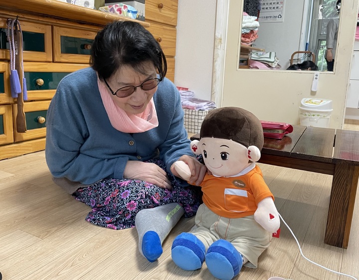 [서울=뉴시스]AI 차니로봇과 대화하는 어르신.(제공=관악구)