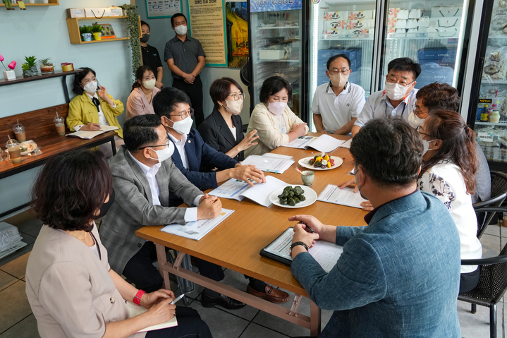 [완주=뉴시스] 전북도의회 국주영은 의장과 권요안 도의원(완주2)은 22일 완주군 봉동읍에 소재한 완주떡메마을에서 장애인 직업재활시설 관계자와 간담회를 가졌다. 2022.08.23 *재판매 및 DB 금지