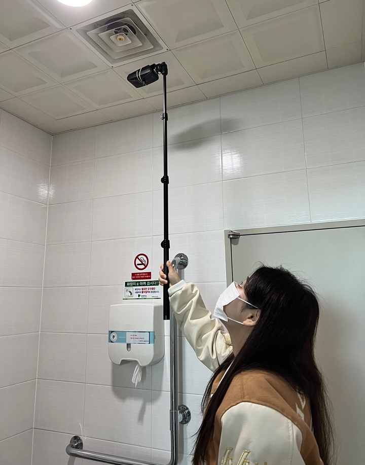 [부산=뉴시스] 동명대는 불법촬영 예방을 위해 22~23일 몰래카메라 전문 탐지장비를 이용해 교내 화장실과 탈의실, 샤워실 등 주요 시설물에 대한 점검을 실시했다고 밝혔다. (사진=동명대 제공) *재판매 및 DB 금지
