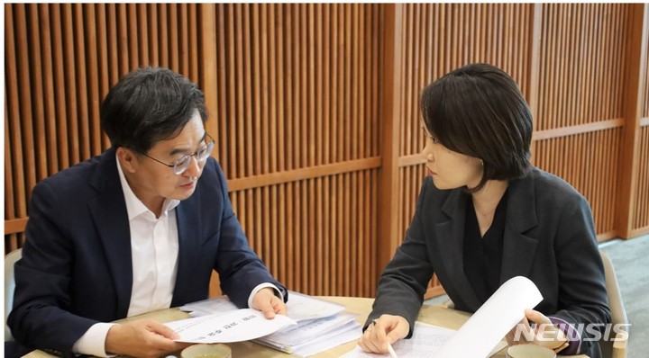 김동연 경기지사(사진 왼쪽)과 이소영 의원(사진 오른쪽) 만남 현장.