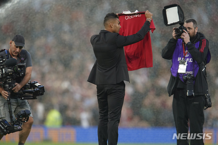 [맨체스터=AP/뉴시스]맨유, 카세미루 영입. 2022.08.22.