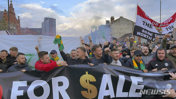 [맨체스터=AP/뉴시스] 맨체스터 유나이티드 팬들이 23일(한국시간) 리버풀과 2022~23 EPL 3라운드 홈경기가 열린 영국 맨체스터 올드 트래포드 앞에서 구단주인 미국 글레이저 가문의 구단 매각을 요구하는 시위를 벌이고 있다. 2022.08.23.
