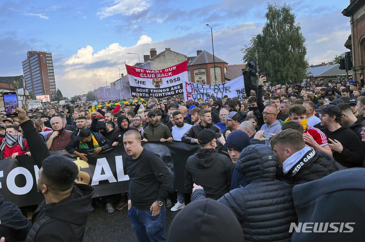 [맨체스터=AP/뉴시스] 맨체스터 유나이티드 팬들이 23일(한국시간) 리버풀과 2022~23 EPL 3라운드 홈경기가 열린 영국 맨체스터 올드 트래포드 앞에서 구단주인 미국 글레이저 가문에 반대하는 시위를 벌이고 있다. 2022.08.23.