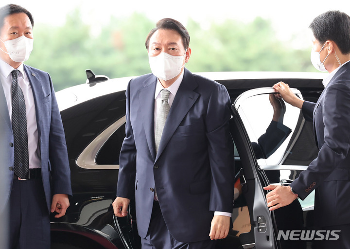 [서울=뉴시스] 홍효식 기자 = 윤석열 대통령이 23일 서울 용산 대통령실 청사로 출근하고 있다. (대통령실통신사진기자단) 2022.08.23. yesphoto@newsis.com