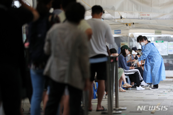 [서울=뉴시스] 백동현 기자 = 코로나19 신규 확진자가 15만258명으로 집계된 23일 오전 서울 마포구보건소 선별진료소에서 시민들이 검사를 받기 위해 대기하고 있다. 2022.08.23. livertrent@newsis.com