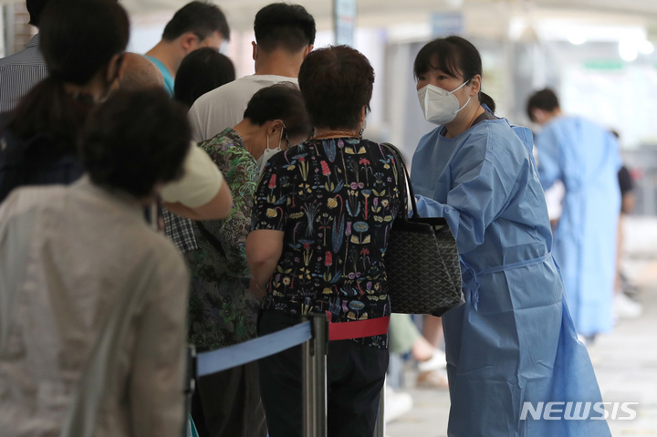 [서울=뉴시스] 백동현 기자 = 코로나19 신규 확진자가 15만258명으로 집계된 지난 23일 오전 서울 마포구보건소 선별진료소에서 시민들이 검사를 받기 위해 대기하고 있다. 2022.08.23. livertrent@newsis.com