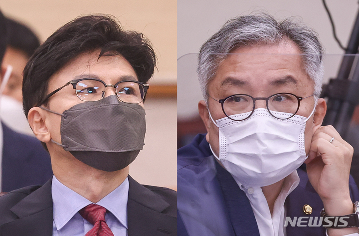 [서울=뉴시스] 한동훈 법무부 장관과 최강욱 더불어민주당 의원이 22일 서울 여의도 국회에서 열린 법제사법위원회 전체회의에 출석해 있다. (사진=뉴시스 DB) 2022.08.23. photo@newsis.com