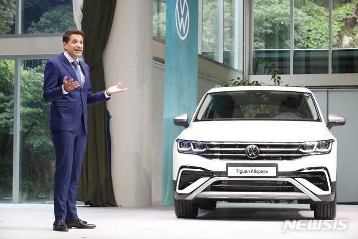[서울=뉴시스] 김금보 기자 = 샤샤 아스키지안 폭스바겐코리아 사장이 23일 오전 서울 중구 크레스트72에서 열린 2022 신형 티구안 올스페이스 출시 행사에서 발표하고 있다. 2022.08.23. kgb@newsis.com