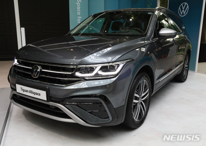 [서울=뉴시스] 김금보 기자 = 폭스바겐코리아가 23일 오전 서울 중구 크레스트72에서 2022 신형 티구안 올스페이스를 공개하고 있다. 2022.08.23. kgb@newsis.com