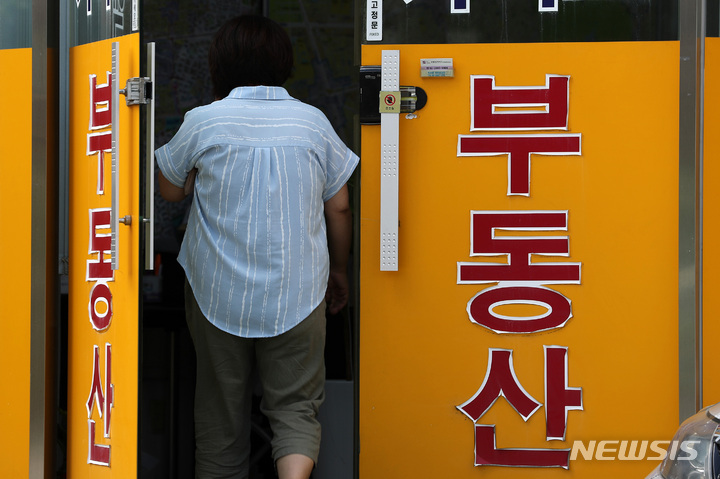 [서울=뉴시스] 백동현 기자 = 극심한 부동산 거래 한파가 지속되면서 지난달 신규 개업한 공인중개업소 수가 약 3년 만에 최저치를 기록한 것으로 나타났다. 23일 한국공인중개사협회에 따르면 7월 전국 신규개업 공인중개업소는 1074개 업소로, 2019년 9월(994개) 이후 약 2년10개월 만에 최저치를 기록했다. 사진은 이날 오전 서울 시내 공인중개업소 모습. 2022.08.23. livertrent@newsis.com