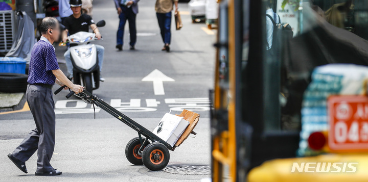 [서울=뉴시스] 서울 중구 인쇄골목에서 관계자들이 종이를 옮기고 있다. (사진=뉴시스DB) photo@newsis.com
