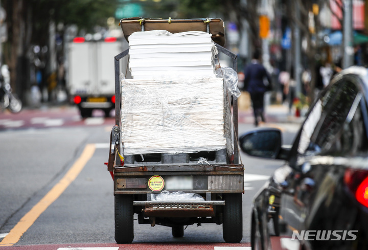 [서울=뉴시스] 정병혁 기자 = 서울 중구 인쇄골목에서 관계자들이 종이를 옮기고 있다. 2022.08.23. jhope@newsis.com