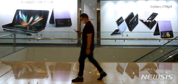 [서울=뉴시스] 추상철 기자 = 삼성전자의 폴더블폰 신작 '갤럭시Z플립4'와 '갤럭시Z폴드4'가 역대 폴더블폰 사전 판매 신기록을 갱신했다. 23일 오후 서울 서초구 딜라이트 앞에 '갤럭시Z플립4'와 '갤럭시Z폴드4'가 광고판이 보이고 있다. 2022.08.23. scchoo@newsis.com