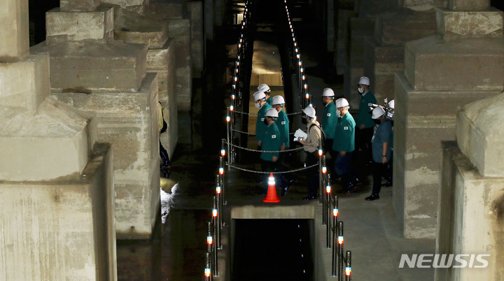 [서울=뉴시스] 홍효식 기자 = 윤석열 대통령과 오세훈 서울시장이 지난달 23일 서울 양천구 대심도 빗물터널(지하저류시설)을 방문해 유수지를 이동하며 시설을 둘러보고 있다. 2022.09.14. yesphoto@newsis.com