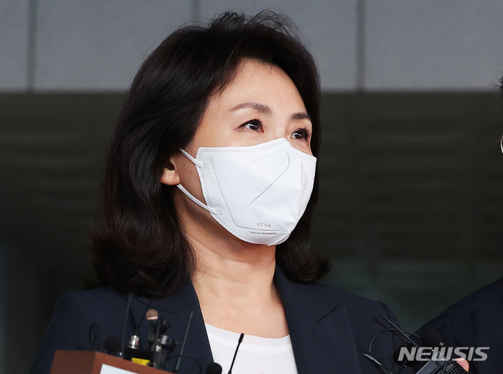 [수원=뉴시스] 김종택기자 = 더불어민주당 이재명 의원의 부인 김혜경씨가 '법인카드 사적 유용 의혹'과 관련해 조사를 마친 뒤 23일 오후 경기도 수원시 경기남부경찰청을 나서고 있다. 2022.08.23. jtk@newsis.com