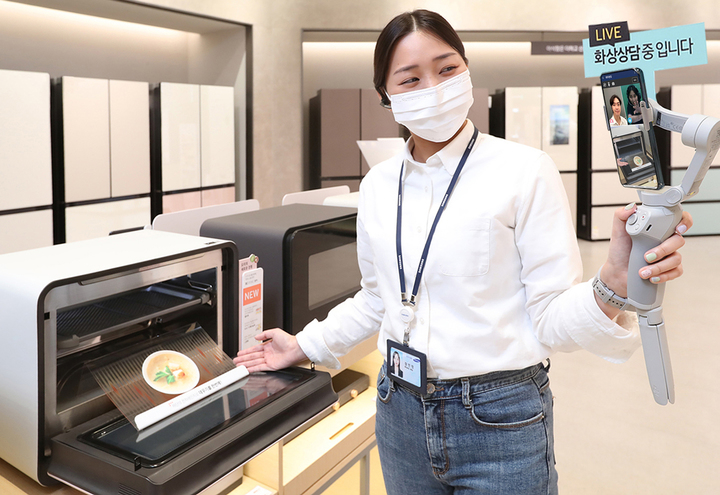 [서울=뉴시스] 삼성 디지털프라자 삼성대치본점의 제품 전문 상담사 디테일러(D'tailor)가 청각∙언어장애 고객에게 전담 통역사와의 3자간 화상 상담을 통해 제품 주요 정보와 기능 시연, 구매 상담을 해주고 있는 모습. (사진=삼성전자 제공) 2022.08.24. photo@newsis.com *재판매 및 DB 금지