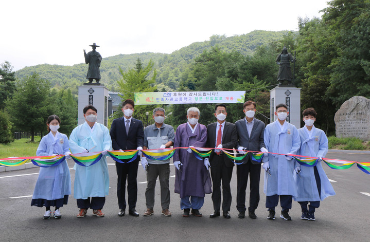 [서울=뉴시스]지난 18일 열린 민족사관학교 정문 진입로 개통행사에서 한만위(오른쪽 다섯번째) 민사고 교장과 윤재업(오른쪽 네번째) KCC 전무를 비롯한 관계자들이 테이프 커팅에 앞서 기념촬영을 하고 있다.(사진=KCC 제공) *재판매 및 DB 금지