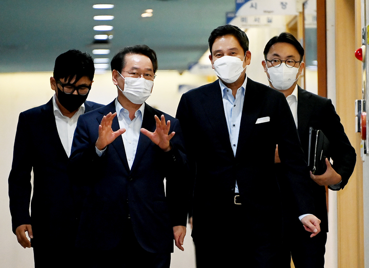 유정복 인천시장과 정용진 신세계그룹 부회장(사진=신세계그룹 제공) *재판매 및 DB 금지