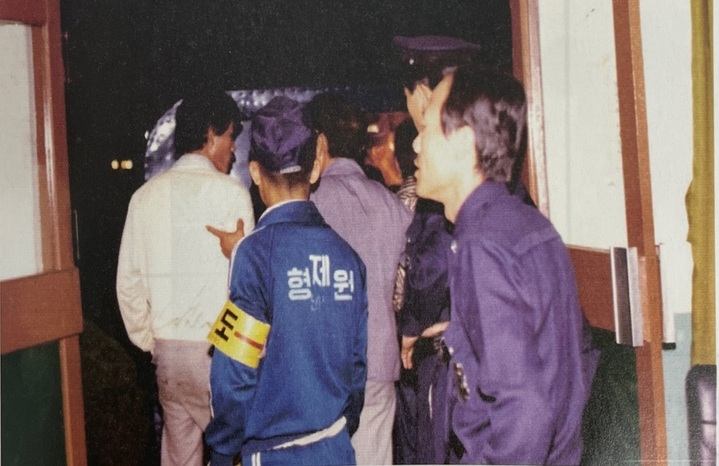 [서울=뉴시스] 전재훈 기자 = 파출소에서 단속에 나선 부랑인 단속반과 담당 공무원, 경찰의 모습. (사진=진실화해위 제공) 2022.08.24. *재판매 및 DB 금지