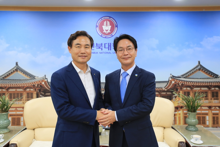 전북대 고창캠퍼스 한옥건축학과의 정규학과 편성를 논의하기 위해 지난 23일 전북대를 방문한 심덕섭 고창군수(오른쪽)가 김동원 총장(왼쪽)을 만나 논의한 뒤 기념사진을 찍고 있다. *재판매 및 DB 금지