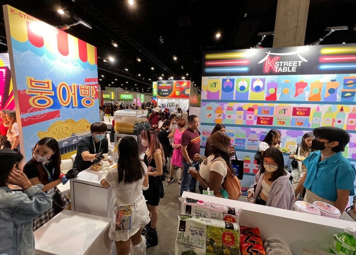 [서울=뉴시스] 미국 LA 컨벤션센터에서 열린 'KCON 2022 LA' K-Food 소비자체험홍보관. 2022.08.24. (사진=aT 제공) *재판매 및 DB 금지